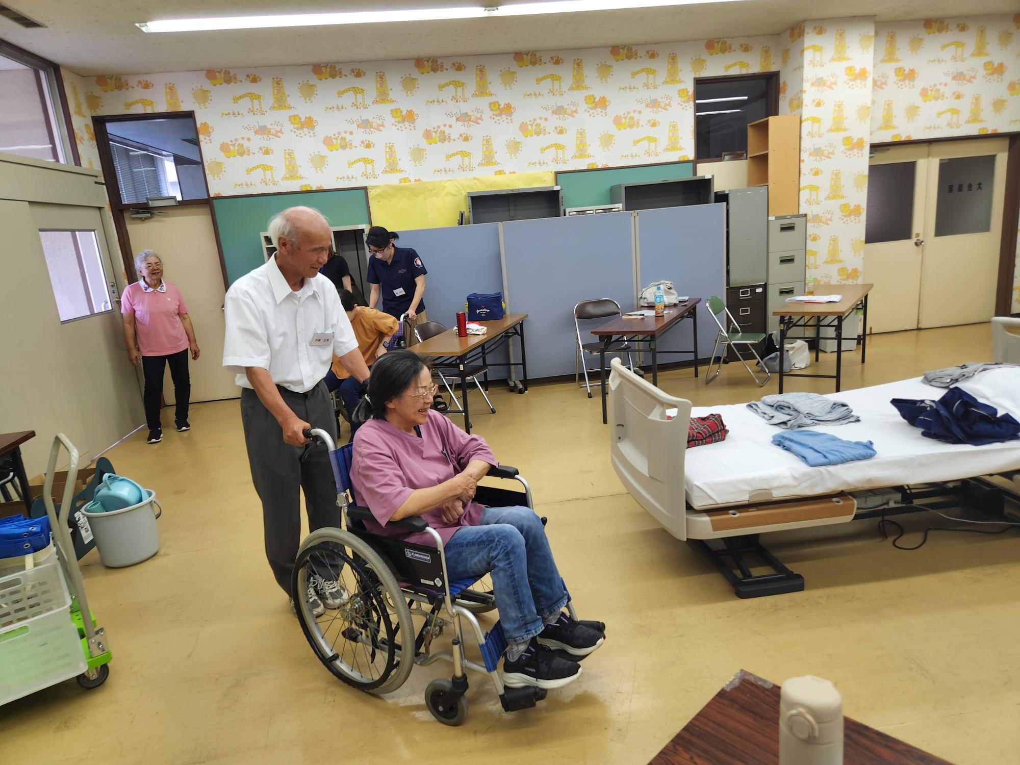 車いすでの移動の介助方法の習得