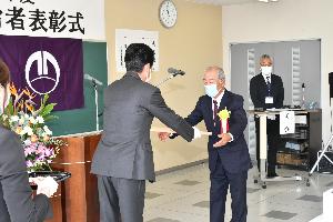 表彰式で受章者へ表彰状を手渡す新井藤岡市長