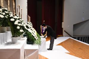 式典で献花を行う新井藤岡市長