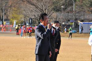 蚕マラソンであいさつする新井藤岡市長