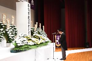 追悼式で式辞を行う新井藤岡市長