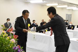 功労者表彰式で表彰状を手渡す新井市長