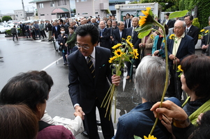 初登頂時に花束を受け取る市長