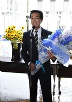 初登頂時にあいさつをする市長