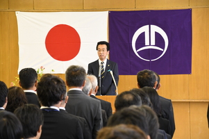 市長就任式であいさつをする市長(正面から)