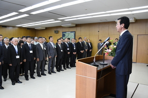市長就任式であいさつをする市長(左から)