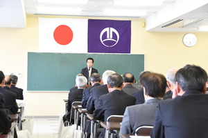 区長辞令交付式であいさつをする市長