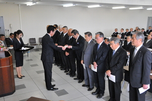 各区長に辞令を渡す市長
