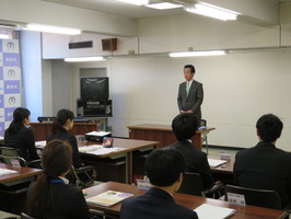 新規採用職員研修開講式であいさつをする市長