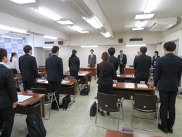 新規採用職員研修開講式で話を聞く研修生