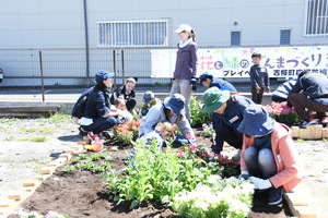 花と緑のぐんまづくり2020in藤岡で花壇に花を植える市民