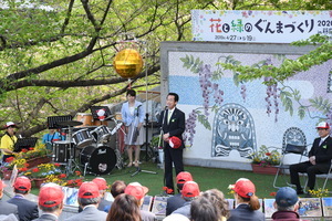 花と緑のぐんまづくりin藤岡プレイベントのオープニングセレモニーであいさつする市長