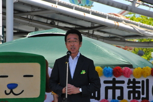 藤岡市制施行65周年イベントであいさつをする市長