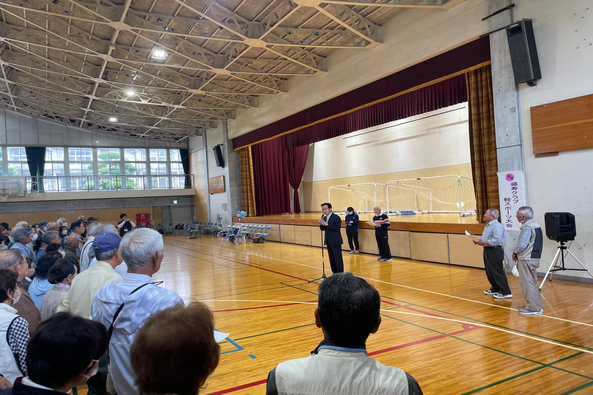 R07軽スポーツ大会で挨拶する新井市長