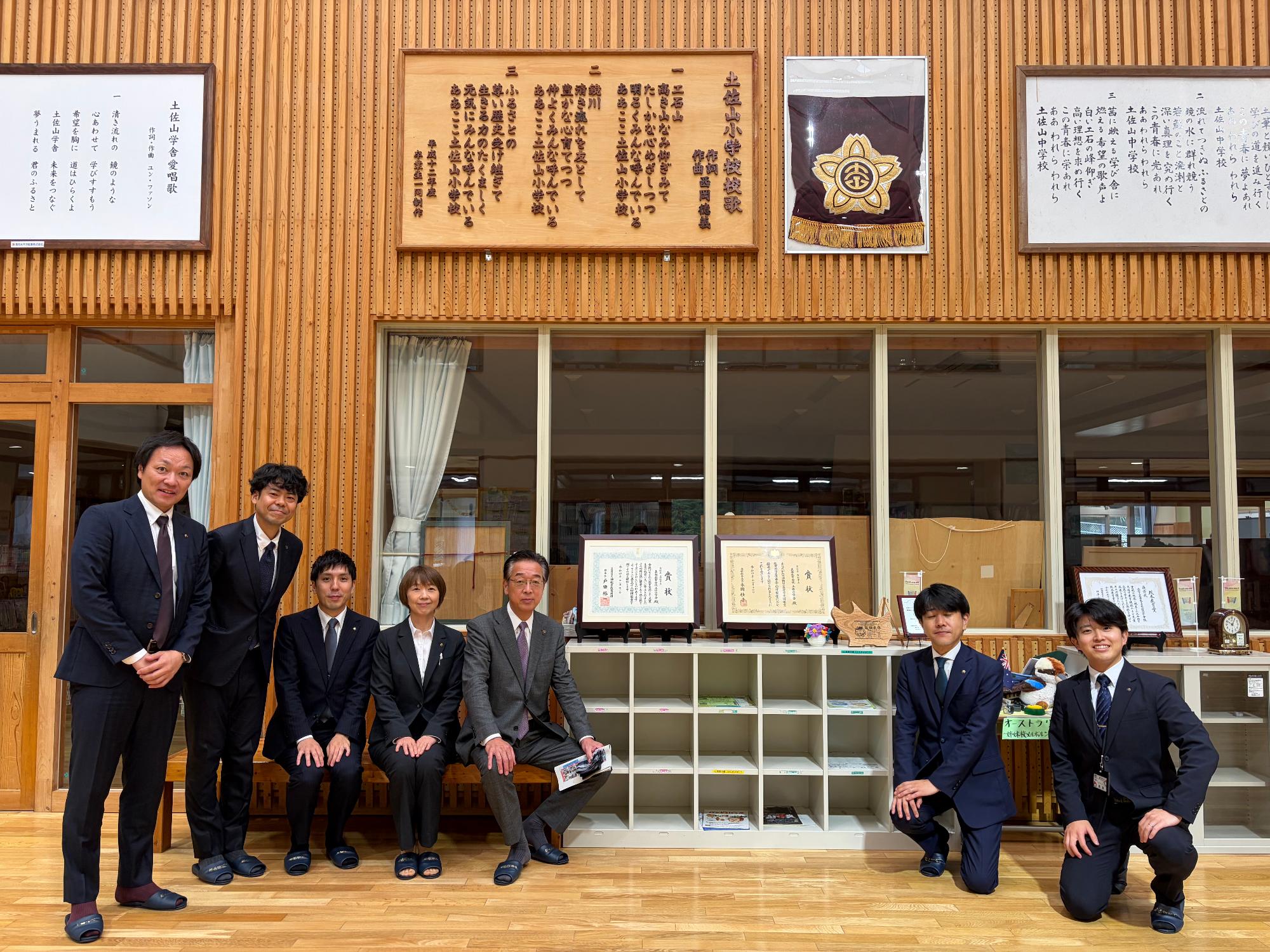 R08土佐山学舎視察集合写真