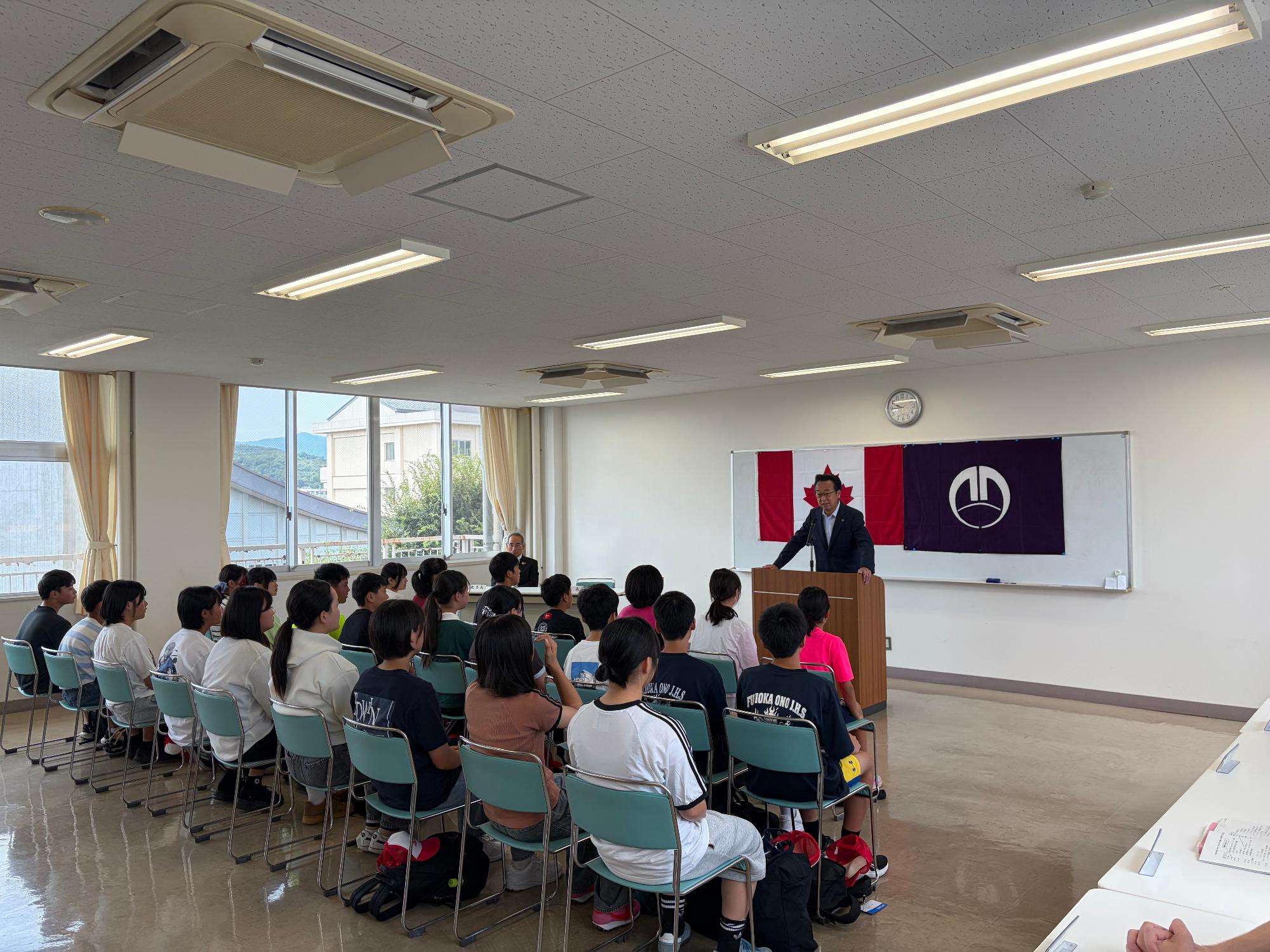 R08カナダホームステイ派遣団で挨拶する新井市長