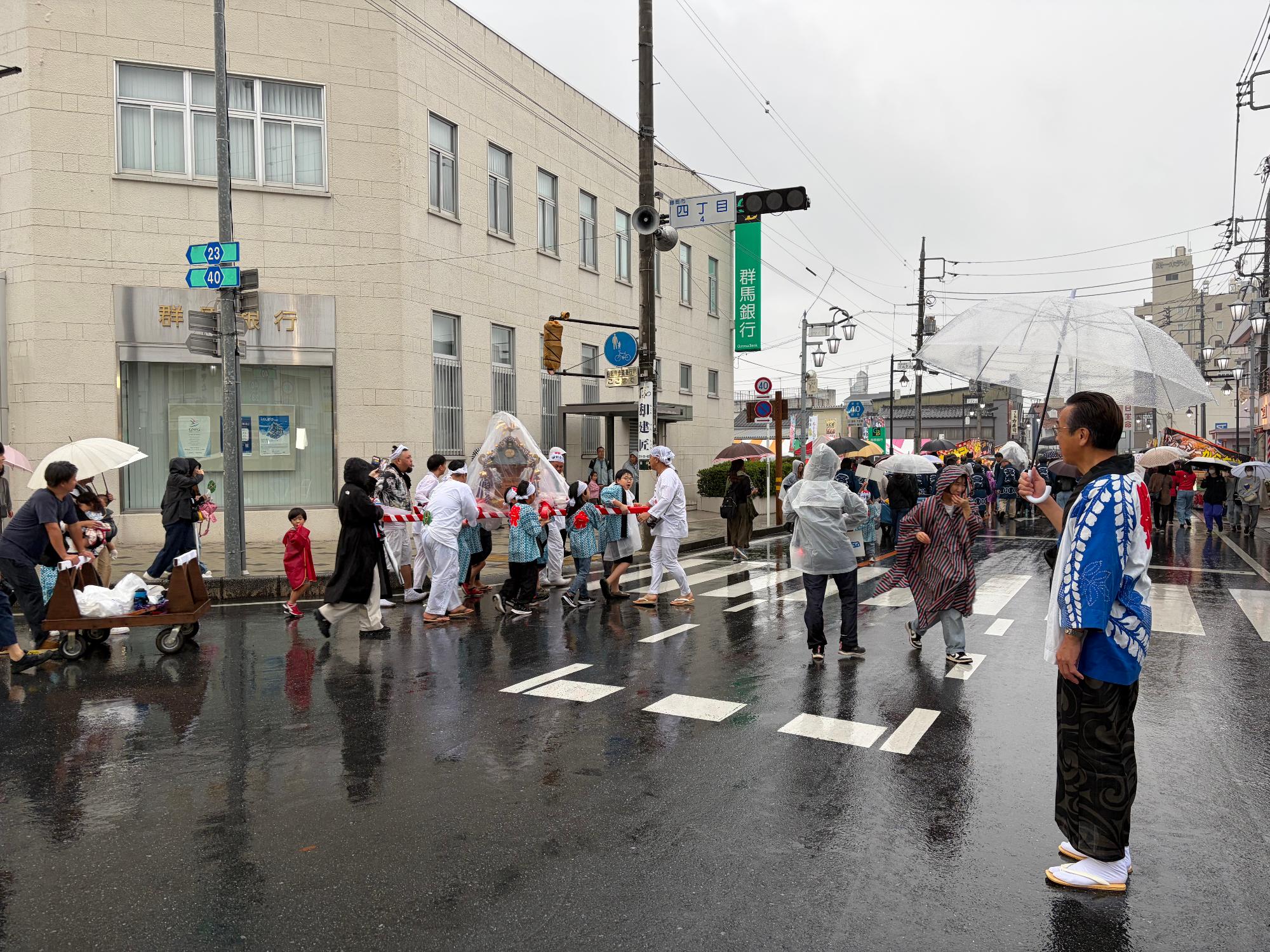 R08藤岡祭り初日の子供神輿の様子