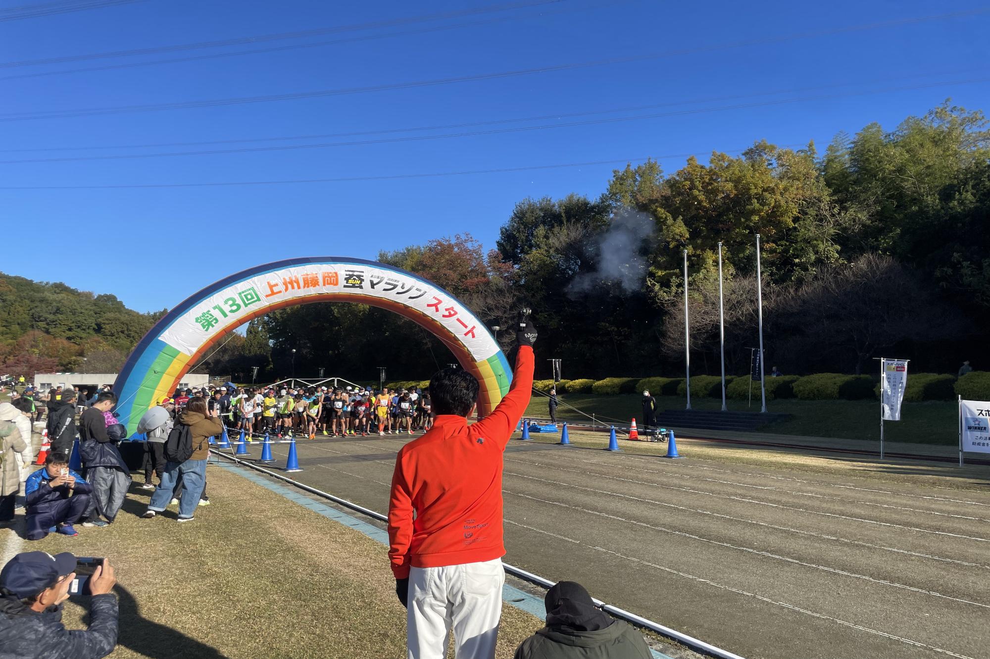 R6蚕マラソンのスターターを務める新井市長