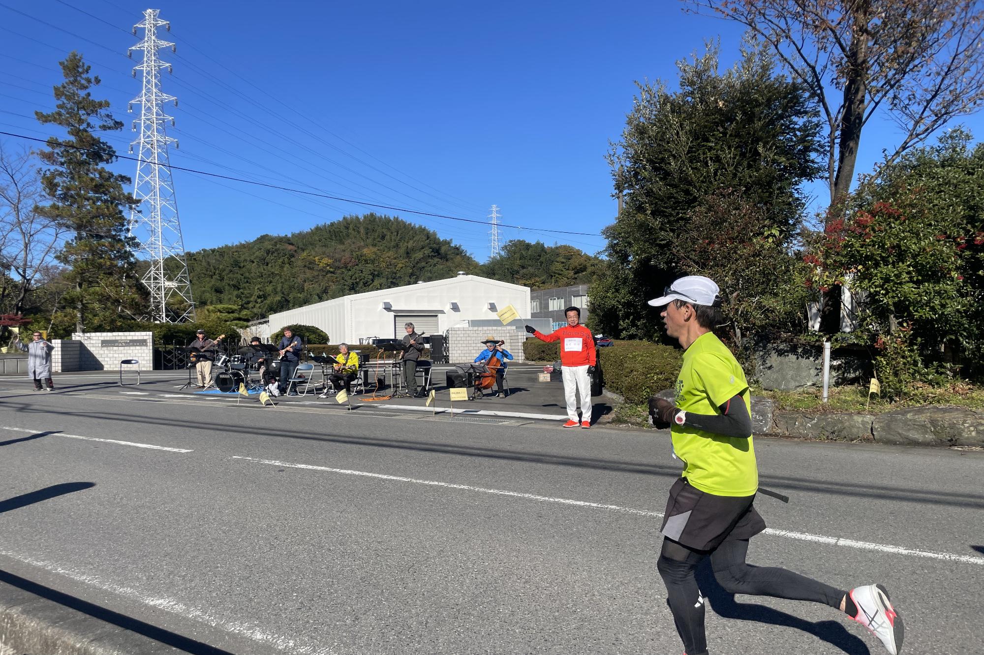 R6蚕マラソンでみんなで応援団と走者を応援する新井市長