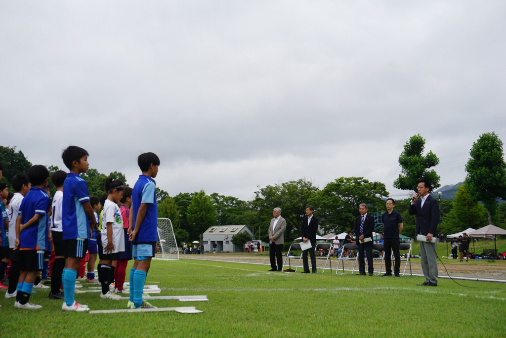 R07藤岡南RC杯少年サッカー大会開会式で挨拶する新井市長