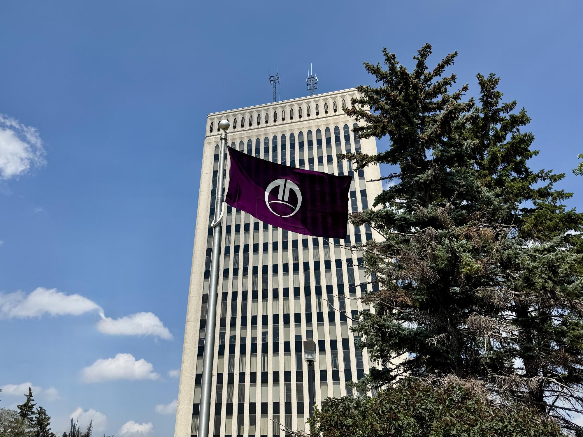 リジャイナ市役所前に掲揚された藤岡市旗