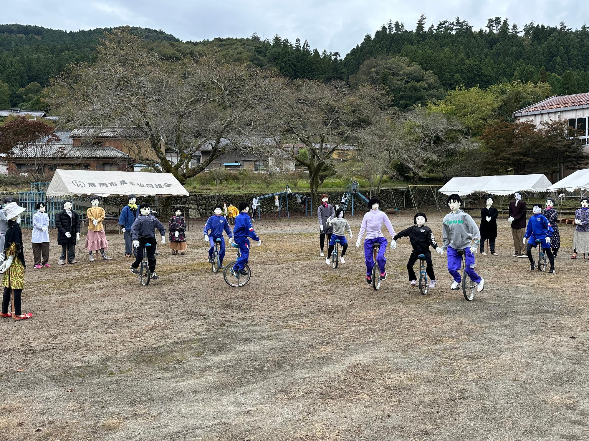 旧日野西小に展示された100体のかかし
