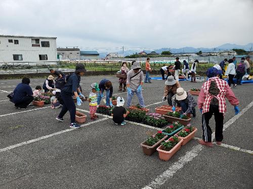 寄せ植えづくりの様子