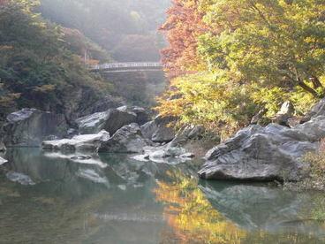 紅葉と岩が美しい三波峡の登仙橋からの眺めの写真