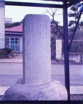 千部供養塔の側面からみた写真