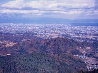 金山城跡全景と藤岡市の街風景