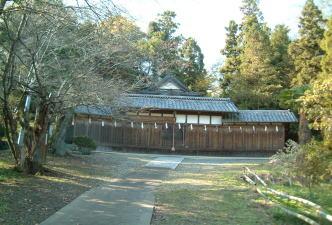 木々に囲まれた三嶋神社別殿の写真