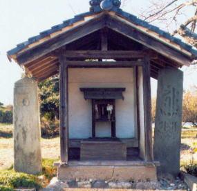 葵八幡宮と両隣に立つ葵八幡の2つの板碑の写真