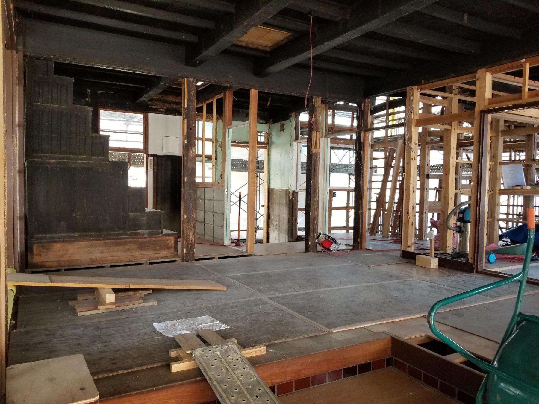 母屋兼蚕室の新建材取り外した様子