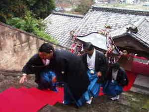 別殿奥の院に神輿を移す