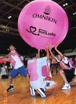 キンボールをプレーする写真
