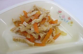 千切りにした大根、人参や油揚げを甘辛い味で炒め煮した料理