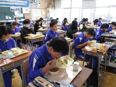 給食を食べてる風景