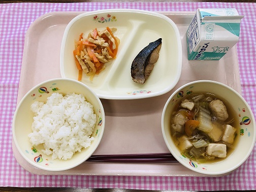 給食盛り付け