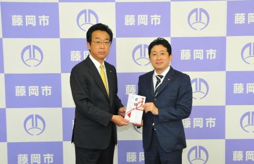 企業版ふるさと納税寄附金受領式の様子
