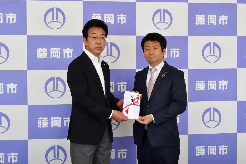 企業版ふるさと寄附金受領式の様子