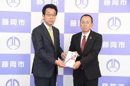 企業版ふるさと寄附金受領式の様子