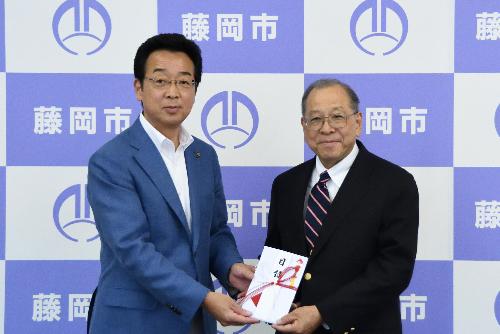 企業版ふるさと寄附金受領式の様子