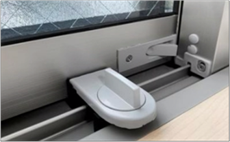 ドアや窓についている鍵の補助として開けにくくする鍵