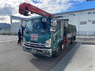 救援物資を運ぶトラック