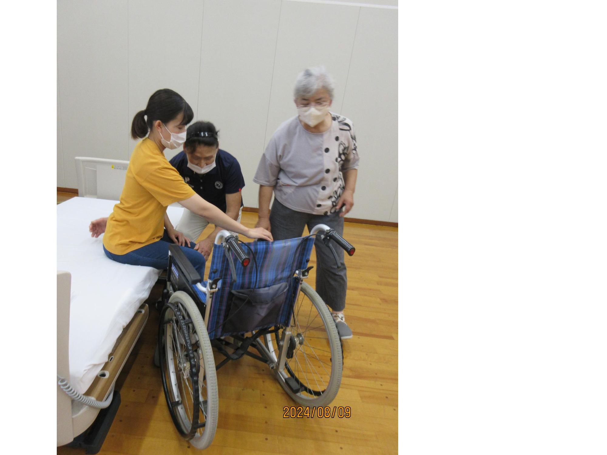 車いすからの移乗介助を学ぶ