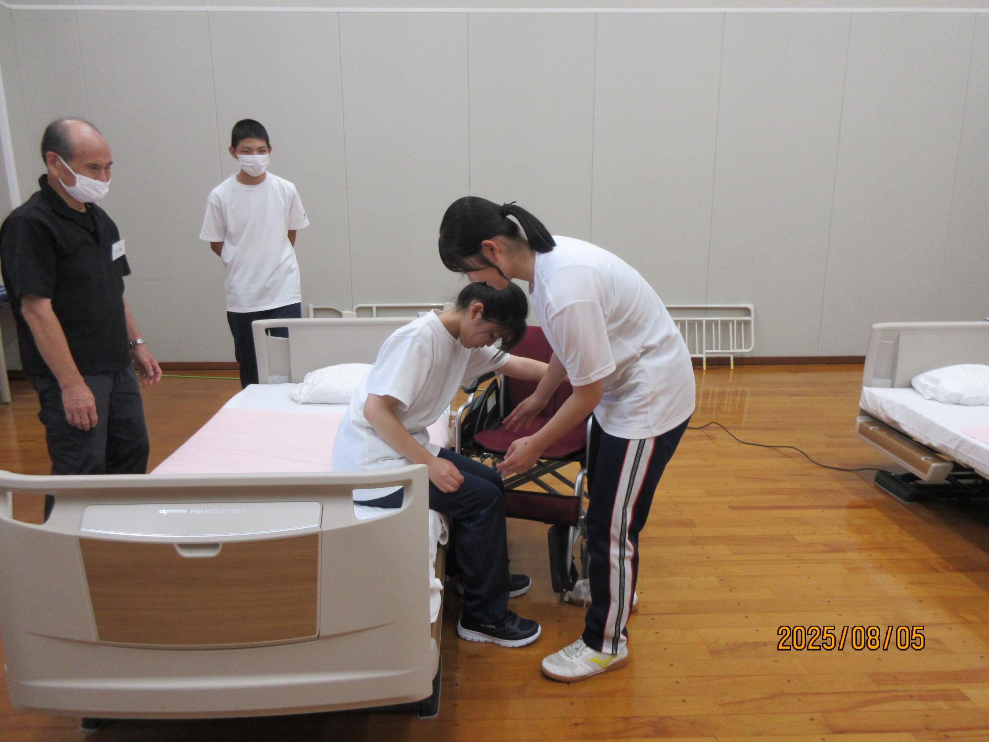車椅子への移乗介助を学ぶ