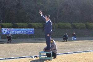 スターターを務める新井藤岡市長