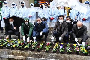 関係者と花壇に植栽する新井藤岡市長