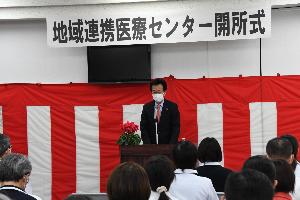 開所式であいさつする新井藤岡市長