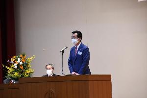 新年交礼会であいさつする新井藤岡市長